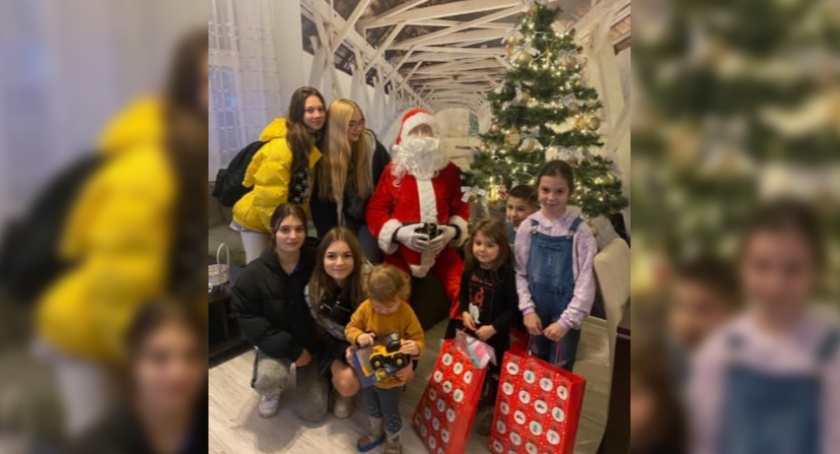 Młodzież z I LO kupiła prezenty dla dzieci z okazji Mikołajek