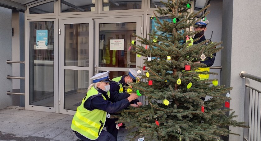 Przed komendą policji stanęła odblaskowa choinka. Można ją... rozebrać