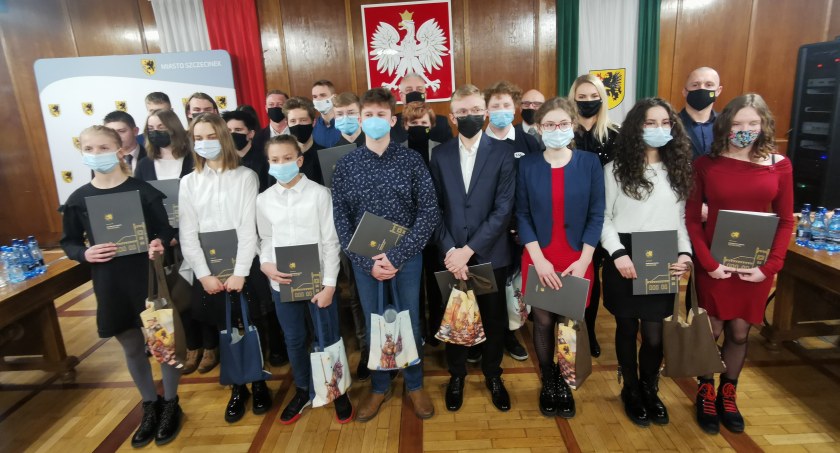 Najzdolniejsi uczniowie otrzymali stypendia burmistrza