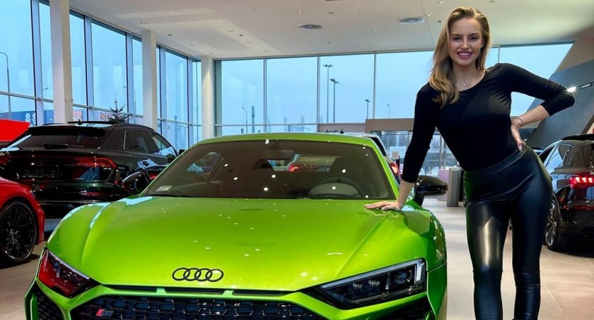 Wow, co za wóz! Karolina Pisarek kupiła auto warte milion złotych!