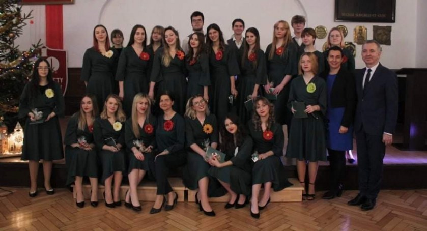 Młodzież z chóru szkolnego I LO zaśpiewała najpiękniejsze kolędy