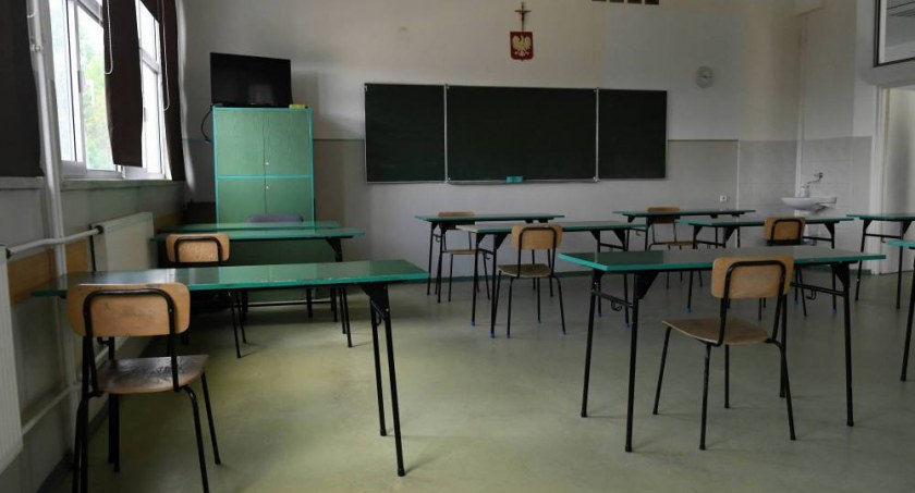 Uczniowie wrócili do szkoły. Nauka zdalna się przedłuży?