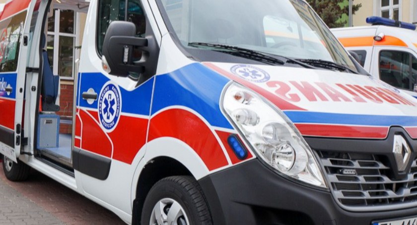 Uwięziona karetka i cichy zabójca. Interweniowali strażacy