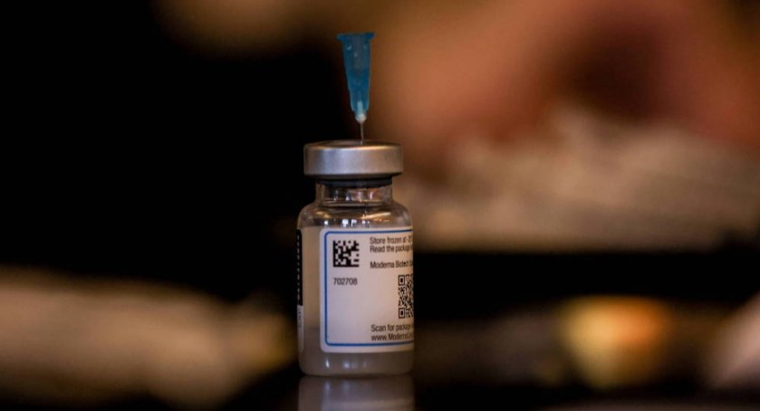 Skuteczność szczepionek Pfizer i Moderna przeciwko COVID-19 zmniejszyła się