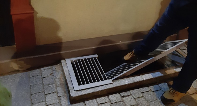 O krok od nieszczęścia w centrum Szczecinka. Czytelniczka przestrzega