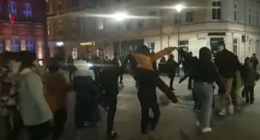Karnawałowy taniec przed ratuszem
