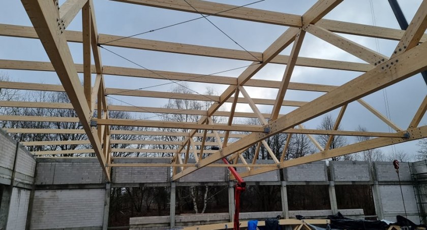 Montują dach hali widowiskowo-sportowej