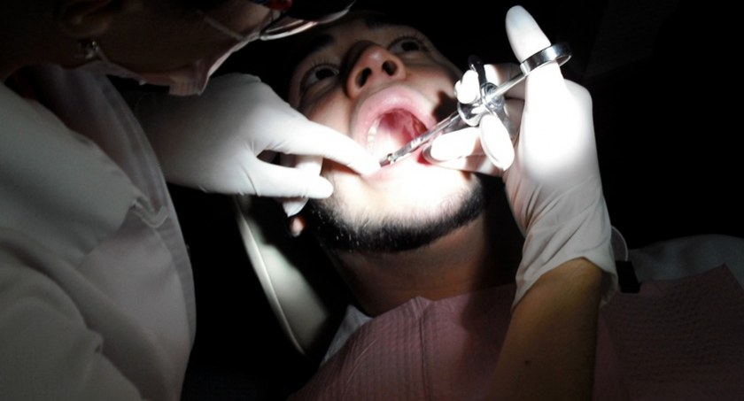 Dentysta leczy jeden ząb pięć razy. Czytelnik: robi to dla pieniędzy!