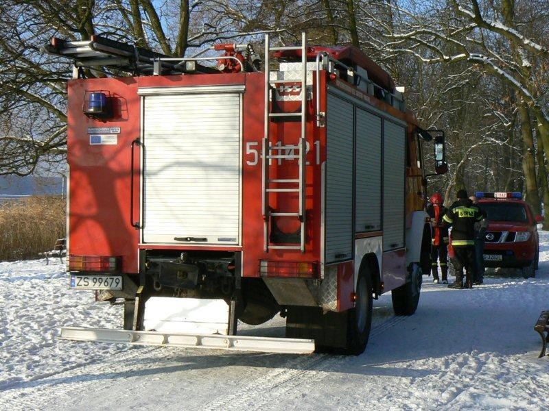 Dwie jednostki straży, policja i pogotowie. A to był tylko spacer po lodzie