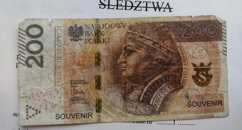 Zapłacił za zakupy... banknotem prezentowym. Grozi mu 8 lat więzienia