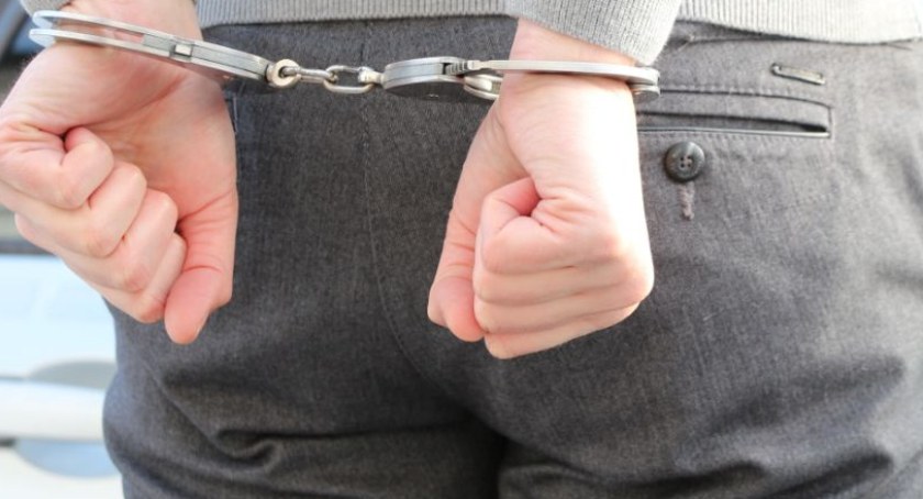 Ukradli mikrofalówkę, frytkownicę i głośniki. A potem zwędzili kable