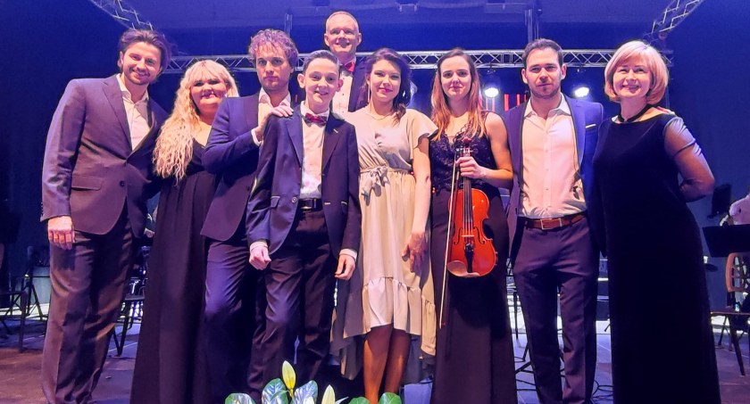 Nowy „Adaś”, gazeta SP1: O koncercie i musicalach