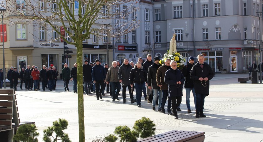 „Umacniamy naszą tożsamość i męskie cnoty”. W sobotę kolejny „Męski różaniec”