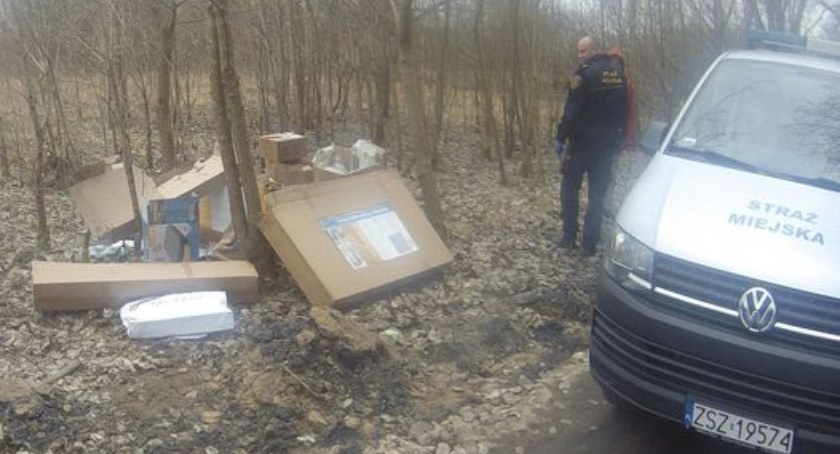 Przyjechał z Bornego, wyrzucił śmieci w lasku