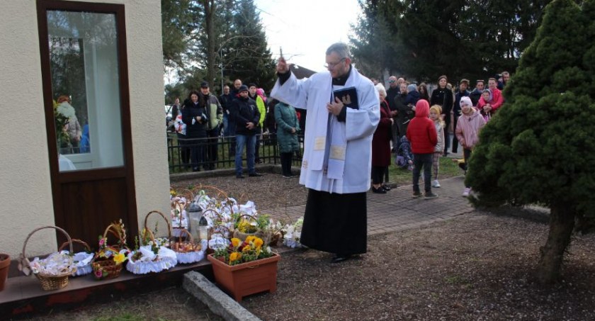 Dla tych ze wsi i z miasta. Święcenie pokarmów pod kapliczką w Marcelinie