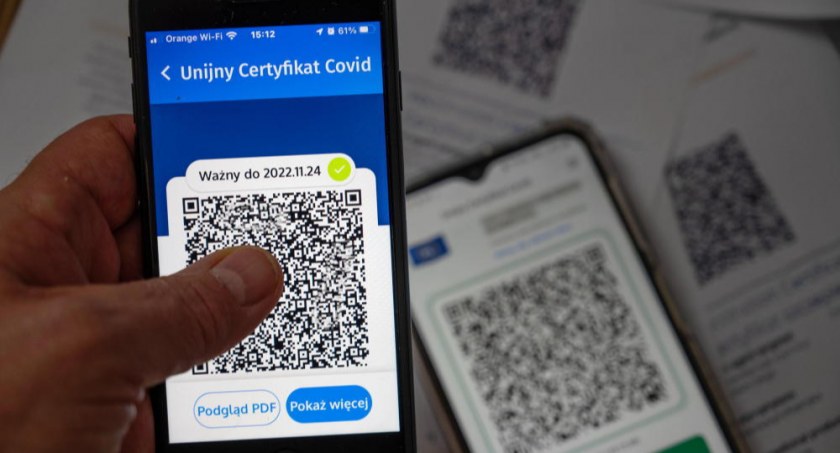 Paszporty covidowe będą przedłużane bezterminowo. Po trzeciej dawce szczepienia
