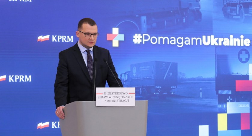 Szefernaker: Przedłużymy o 60 dni termin wypłaty świadczeń za pomoc uchodźcom