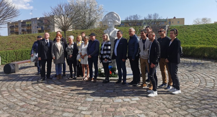 Delegacja z Francji pod pomnikiem Napoleona