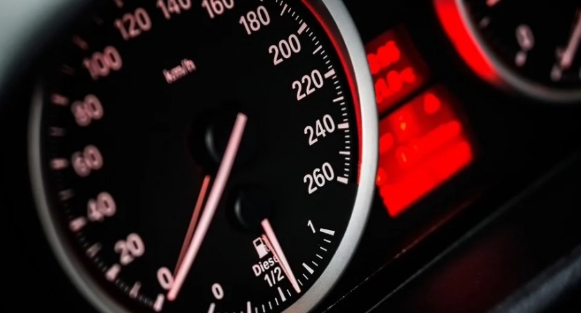 Pirat drogowy w alfa romeo. 2200 zł mandatu i 15 punktów karnych