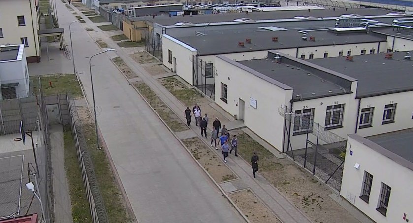 Kandydaci na strażnika oglądali zakład karny