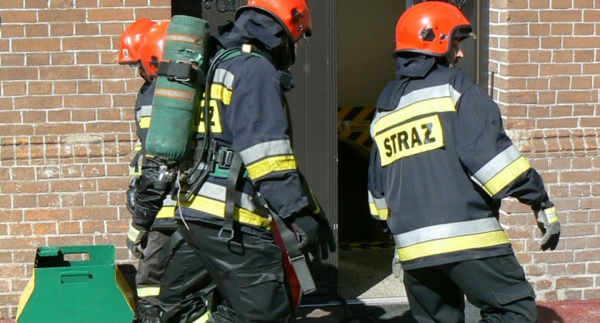 Dziecko na parapecie. W ogniu trawy, śmietniki i pustostan