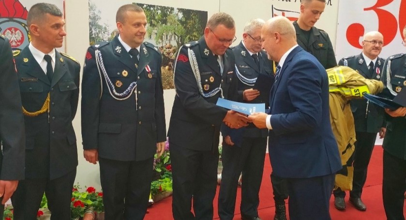 Powiatowy Dzień Strażaka. Kwiaty, życzenia i podziękowania