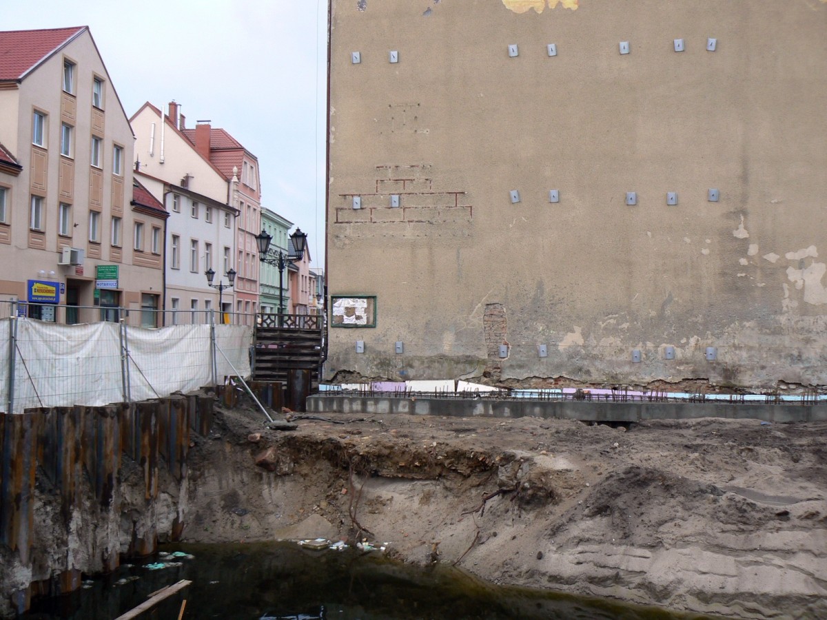 ZDZ spięty ściągami – 28 metalowych prętów „przeszyło” ściany