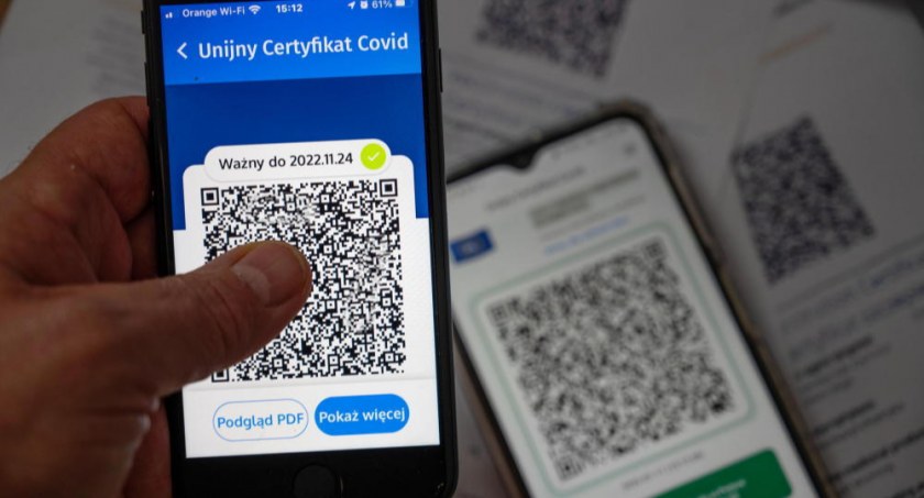 Rada UE przedłużyła o rok ważność certyfikatu Covid