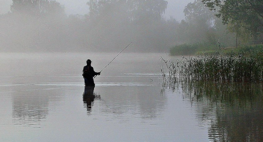 Pijany wędkarz o 3 w nocy. Stał w wodzie i ani drgnął