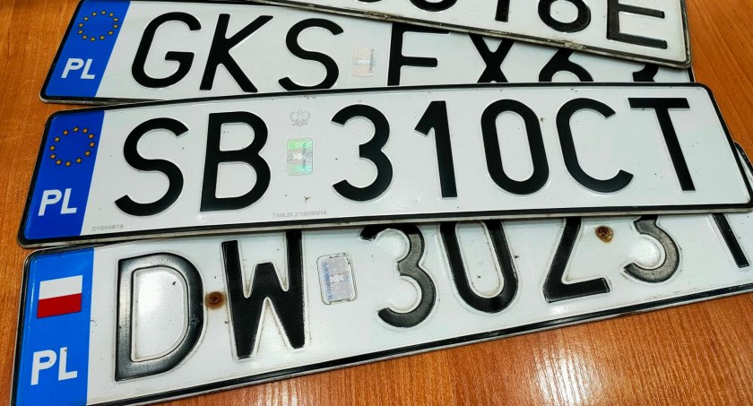 Zachowujesz stare tablice? I tak musisz przynieść je do urzędu…