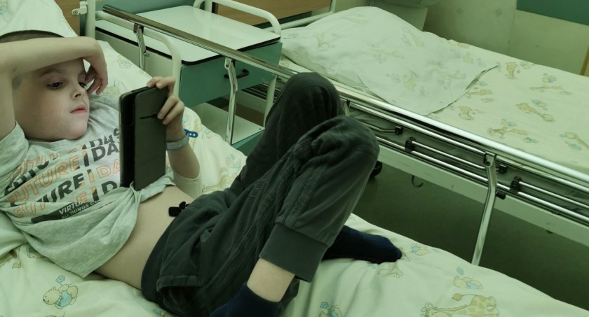 Mama Alana prosi o wsparcie. Chłopiec cierpiący na autyzm musi słyszeć