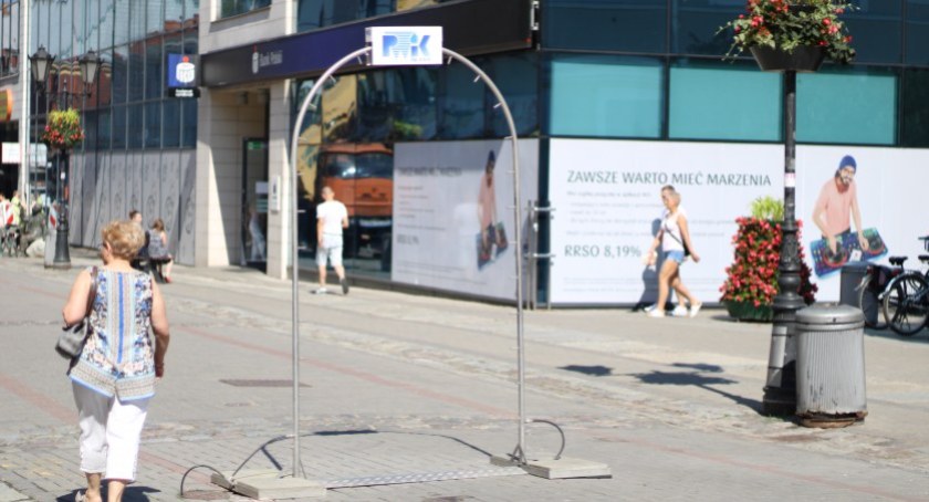 Dewastacje kurtyny wodnej. Urządzenie znika z centrum miasta