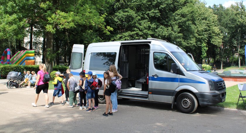Promocja Służby Więziennej w szczecineckim parku. Możesz zobaczyć jak to wygląda „od środka”