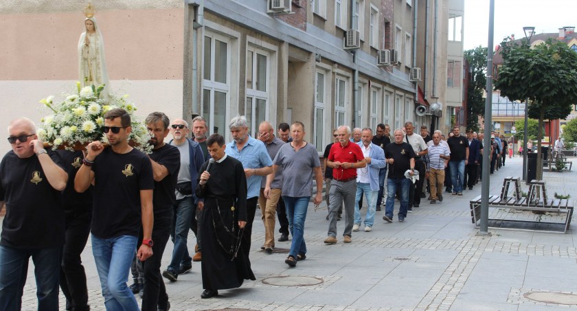 Męski różaniec w Szczecinku po raz dziesiąty. Blisko 60 uczestników w różnym wieku [ZOBACZ ZDJĘCIA]
