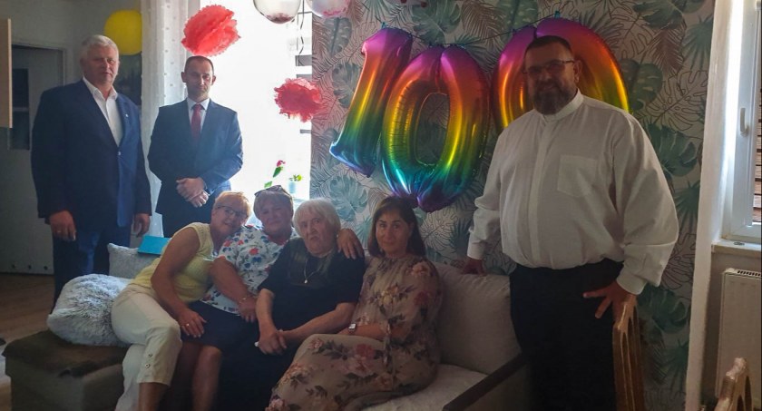 Pani Tekla z Wielisławic skończyła 100 lat. Wójt złożył życzenia