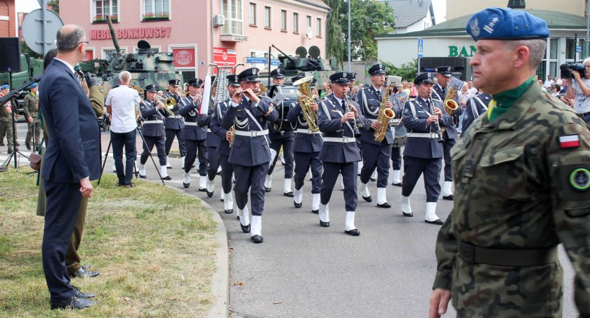 Szczecineckie świętowanie: Podniośle i zgodnie z wojskowym ceremoniałem  
