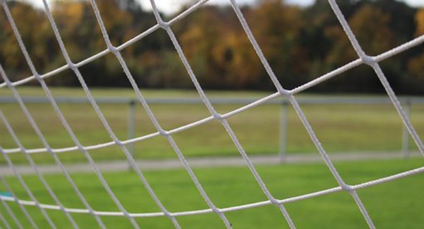 Boisko piłkarskie na Świątkach, hala sportowa i droga do Żółtnicy. Obradował Zarząd Powiatu