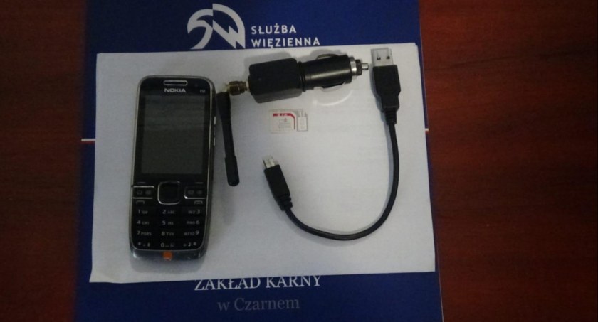 ZK Czarne: Próbowali przemycić telefon