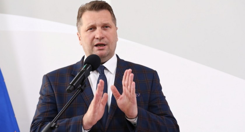 HIT. Czarnek: Nauczyciele nie muszą korzystać z podręcznika