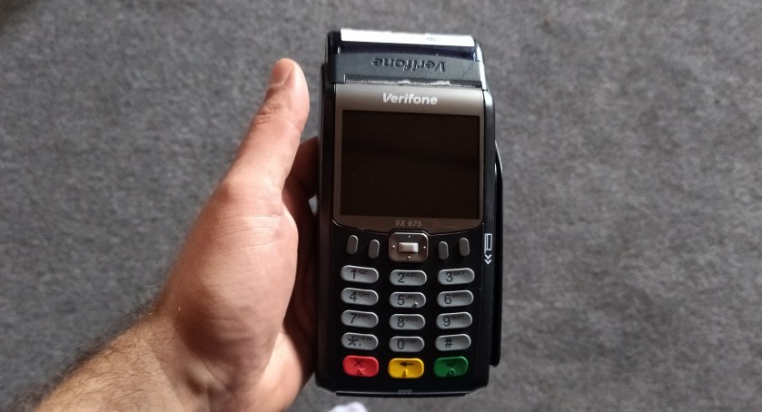 Policyjny terminal przejechał 70 km na dachu auta. Kierowca przedtem dostał mandat