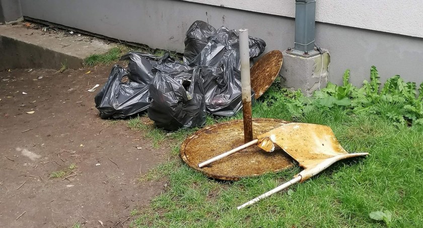 Do Trzesiecka wrzucają nawet „pomostowe” stoliki i krzesełka