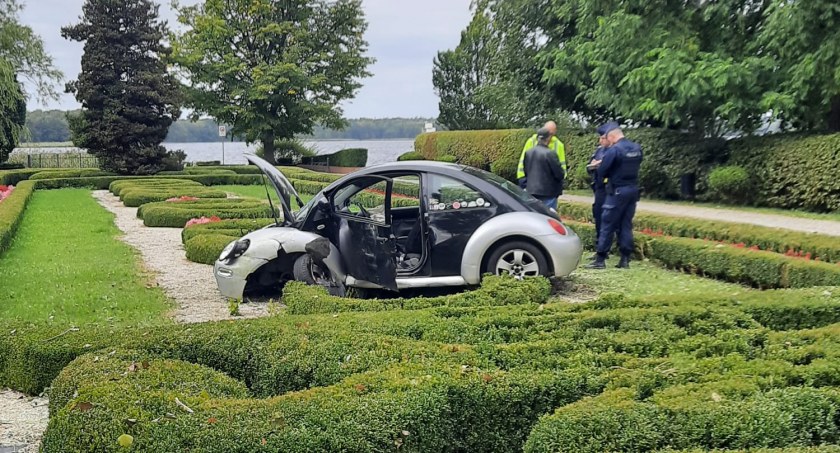 Kierowca zasłabł za kierownicą. Auto wylądowało w parku