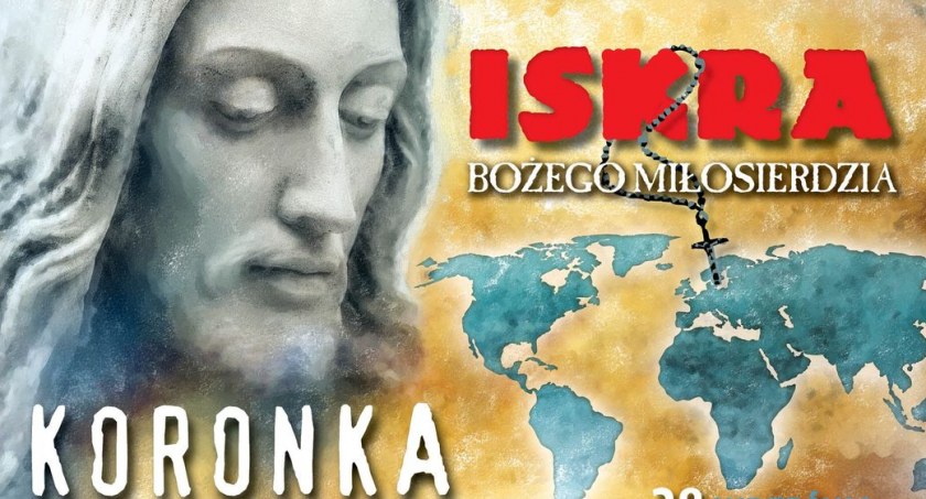 Koronka na ulicach miast. W Szczecinku na placu Wolności przy fontannie