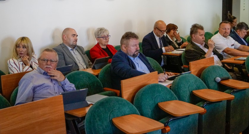 „Polują na czarownice”. Na razie politycznie