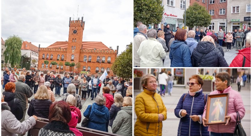 Koronka do Bożego Miłosierdzia na ulicach miast. W Szczecinku przed ratuszem [ZDJĘCIA]