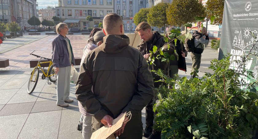 Akcja #SadziMY w Szczecinku po raz czwarty. Darmowe sadzonki drzew [ZDJĘCIA]