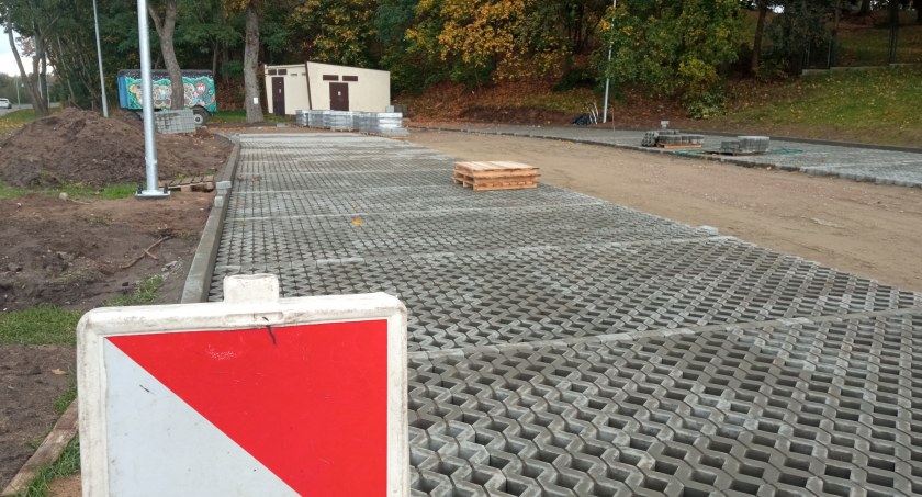 Rozbudowa parkingu przy cmentarzu. Zdążą  przed 1 listopada?
