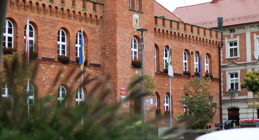 Kosz na śmieci, znak drogowy, ławka w parku. Ile kosztuje miasto?