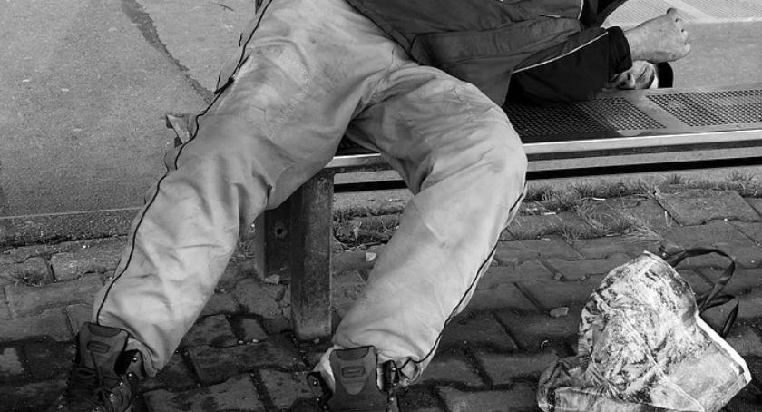 Jest zimno, problem powraca. Bezdomni śpią na klatkach schodowych