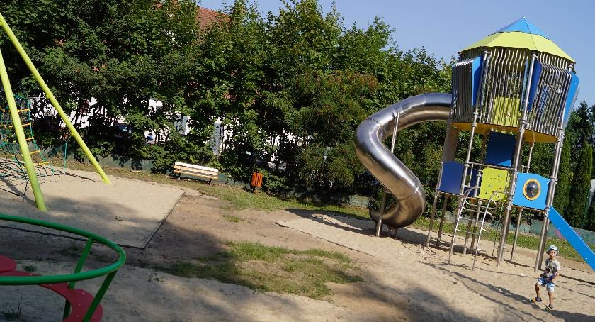 Chwile strachu na placu zabaw. Nie mógł wyciągnąć nogi
